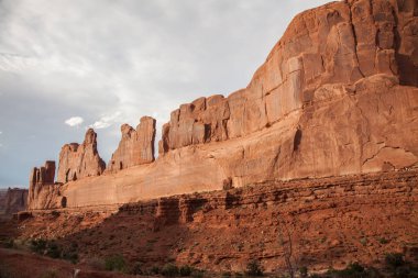 Kırmızı kayalar ve dağlar, Arches National Park, çöl vadi, Utah, ABD