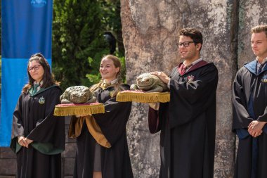 Orlando, Florida, ABD - 11 Mart 2017: Macera Adaları'nda hogwarts'ta kurbağa tutan insanlar