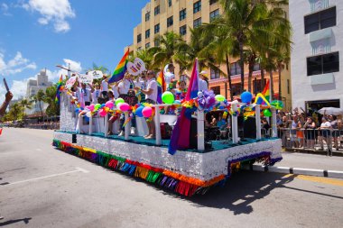 Miami, Florida - Nisan 2016: 8 yıllık Miami Beach Gay Pride Parade katılan kişi