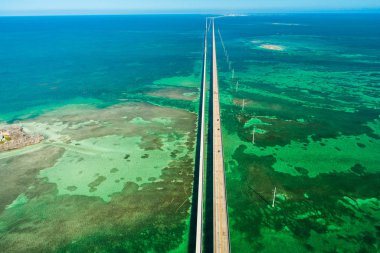 Florida, ABD mavi su üstünde yedi mil köprünün havadan görünümü