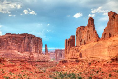 Kırmızı kayalar ve dağlar, Arches National Park, çöl vadi, Utah, ABD