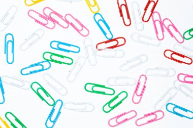 Renkli ofis kağıt üzerinde beyaz izole klip