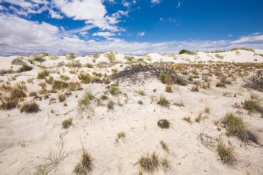 Amerika'nın mavi Bulutsuz gökyüzü altında beyaz kum ile güzel çöl