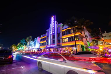 Street Ocean Drive gece görünümü, Miami Beach Art Deco Building, Florida, ABD