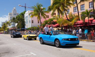 Miami, Florida - Nisan 2016: 8 yıllık Miami Beach Gay Pride Parade katılan kişi