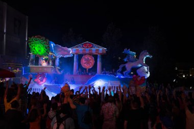 Orlando, ABD-27 Şubat 2017: Orlando, Florida 'da gece Universal Studios at Mardi Gras geçit töreni