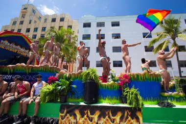 Miami, Florida - Nisan 2016: 8 yıllık Miami Beach Gay Pride Parade katılan kişi