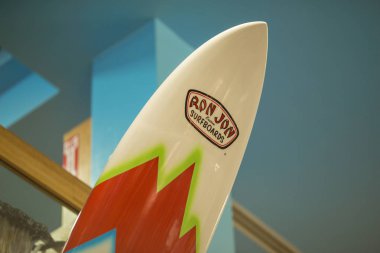 Cocoa Beach, Florida, ABD 'de Ron Jon Surf Shop 'ta sörf tahtaları yakın