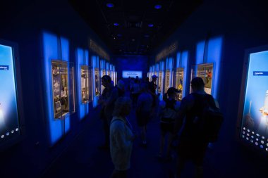 Kennedy Uzay Merkezi'nde sergi izleyen insanlar, Cape Canaveral, Florida, Abd