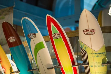Cocoa Beach, Florida, ABD 'de Ron Jon Surf Shop 'ta sörf tahtaları yakın
