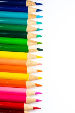 Renkli keskin kalemler üzerinde beyaz izole kapatmak