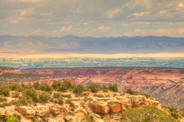 Kırmızı kayalar ve dağlar, Arches National Park, çöl vadi, Utah, ABD