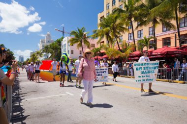 Miami, Florida - Nisan 2016: 8 yıllık Miami Beach Gay Pride Parade katılan kişi