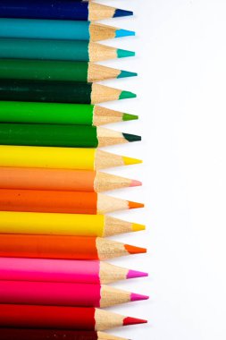 Renkli keskin kalemler üzerinde beyaz izole kapatmak