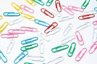 Renkli ofis kağıt üzerinde beyaz izole klip
