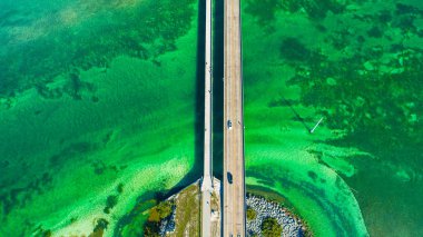 Florida, ABD mavi su üstünde yedi mil köprünün havadan görünümü
