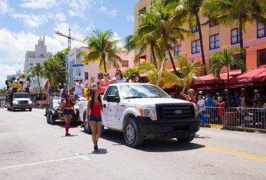 Miami, Florida - Nisan 2016: 8 yıllık Miami Beach Gay Pride Parade katılan kişi