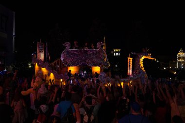 Orlando, ABD-27 Şubat 2017: Orlando, Florida 'da gece Universal Studios at Mardi Gras geçit töreni