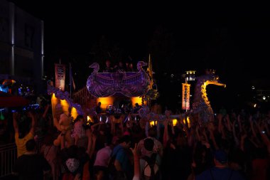 Orlando, ABD-27 Şubat 2017: Orlando, Florida 'da gece Universal Studios at Mardi Gras geçit töreni