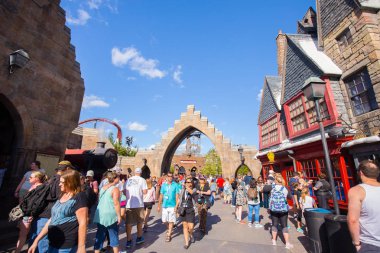 Orlando, Florida, ABD - 11 Mart 2017: Macera Adaları'nda Hogsmeade'i ziyaret eden ler