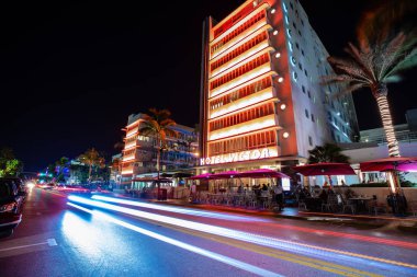 Street Ocean Drive gece görünümü, Miami Beach Art Deco Building, Florida, ABD