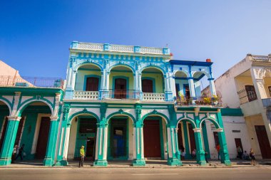 Eski renkli binalar ve Havana, Küba'da tarihi merkezinin sokak