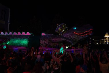 Orlando, ABD-27 Şubat 2017: Orlando, Florida 'da gece Universal Studios at Mardi Gras geçit töreni