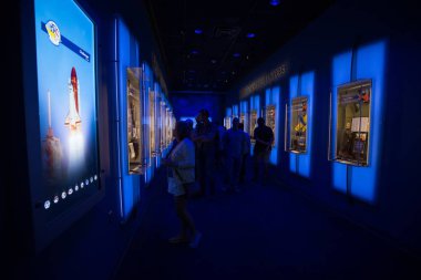 Kennedy Uzay Merkezi'nde sergi izleyen insanlar, Cape Canaveral, Florida, Abd