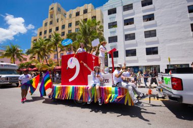 Miami, Florida - Nisan 2016: 8 yıllık Miami Beach Gay Pride Parade katılan kişi