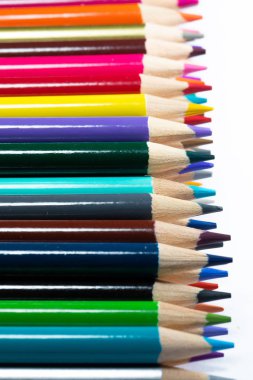 Renkli keskin kalemler üzerinde beyaz izole kapatmak