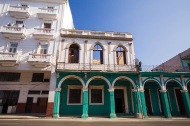 Eski renkli binalar ve Havana, Küba'da tarihi merkezinin sokak