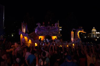 Orlando, ABD-27 Şubat 2017: Orlando, Florida 'da gece Universal Studios at Mardi Gras geçit töreni