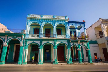 Eski renkli binalar ve Havana, Küba'da tarihi merkezinin sokak