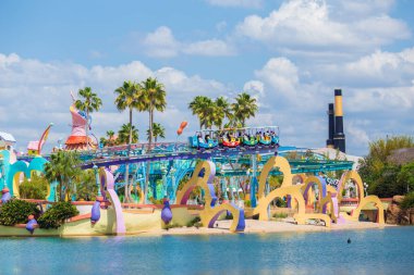 Universal Islands of Adventure tema parkında Orlando, Florida, ABD'deki Universal Orlando Resort'ta roller coaster ve göl