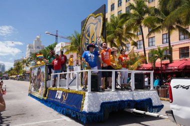 Miami, Florida - Nisan 2016: 8 yıllık Miami Beach Gay Pride Parade katılan kişi