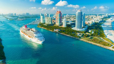 Cruise Gemi (Carnival Magic) girişinden Miami bağlantı noktası, Florida, ABD Atlantik Okyanusu için havadan görünümü