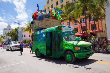 Miami, Florida - Nisan 2016: 8 yıllık Miami Beach Gay Pride Parade katılan kişi
