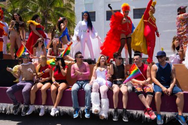 Miami, Florida - Nisan 2016: 8 yıllık Miami Beach Gay Pride Parade katılan kişi