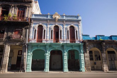 Eski renkli binalar ve Havana, Küba'da tarihi merkezinin sokak