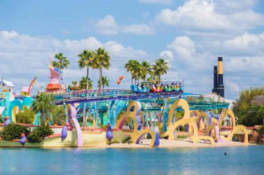 Universal Islands of Adventure tema parkında Orlando, Florida, ABD'deki Universal Orlando Resort'ta roller coaster ve göl