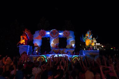 Orlando, ABD-27 Şubat 2017: Orlando, Florida 'da gece Universal Studios at Mardi Gras geçit töreni