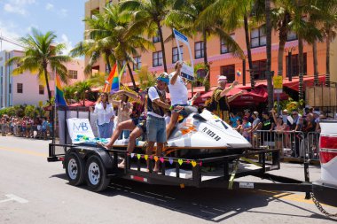 Miami, Florida - Nisan 2016: 8 yıllık Miami Beach Gay Pride Parade katılan kişi