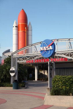 Florida Kennedy Uzay Merkezi'nde turuncu roket ve Nasa işareti, ABD
