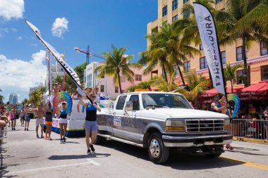Miami, Florida - Nisan 2016: 8 yıllık Miami Beach Gay Pride Parade katılan kişi