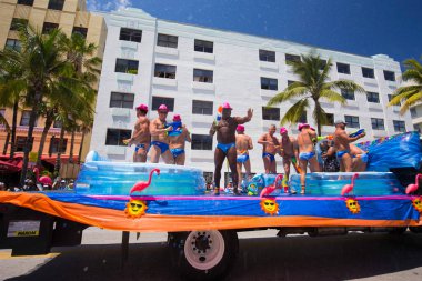 Miami, Florida - Nisan 2016: 8 yıllık Miami Beach Gay Pride Parade katılan kişi