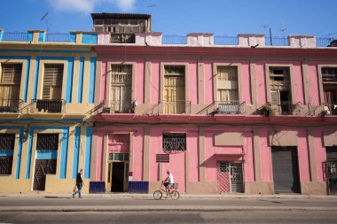 Eski renkli binalar ve Havana, Küba'da tarihi merkezinin sokak