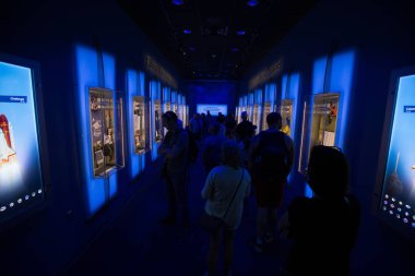 Kennedy Uzay Merkezi'nde sergi izleyen insanlar, Cape Canaveral, Florida, Abd