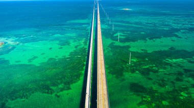 Florida, ABD mavi su üstünde yedi mil köprünün havadan görünümü
