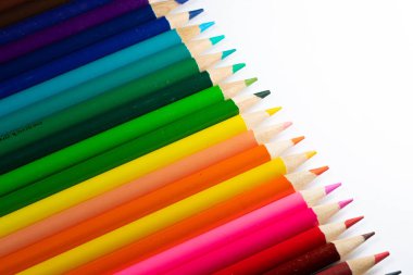 Renkli keskin kalemler üzerinde beyaz izole kapatmak