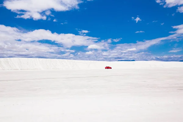 Prachtige Woestijn Met Wit Zand Onder Blauw Van Wolkenloze Hemel — Stockfoto